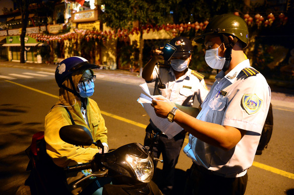TP Hồ Chí Minh: Nhân viên siêu thị, cửa hàng tiện lợi được ra đường sau 18h