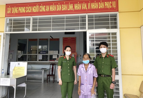 An Giang: Công an phường giúp cụ bà 87 tuổi bị lạc đường về nhà an toàn