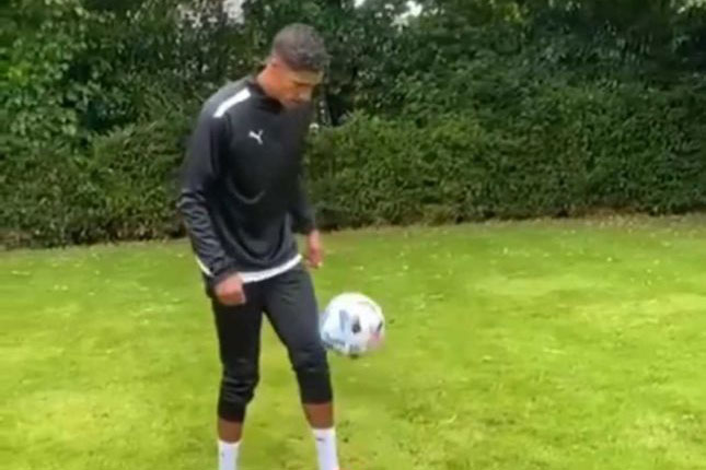 Varane khoe hình ảnh tập luyện ở Manchester