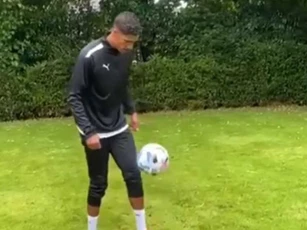 Varane khoe hình ảnh tập luyện ở Manchester