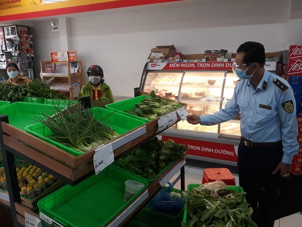 Tiền Giang: Phát hiện thực phẩm quá hạn sử dụng tại cửa hàng tiện ích