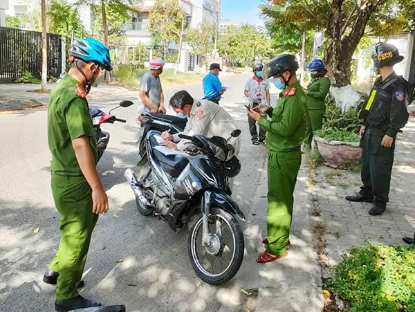 Lực lượng chức năng phường An Hải Bắc (quận Sơn Trà) xử lý 2 trường hợp ra "Ra ngoài khi không thuộc các trường hợp cho phép" với mức phạt 7.500.000 đồng/1 trường hợp