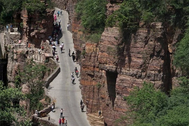 Độc đáo ngôi làng trên cao, nơi người dân tự tay đào 1,2km đường hầm xuyên núi để xuống dưới xuôi - Ảnh 11.