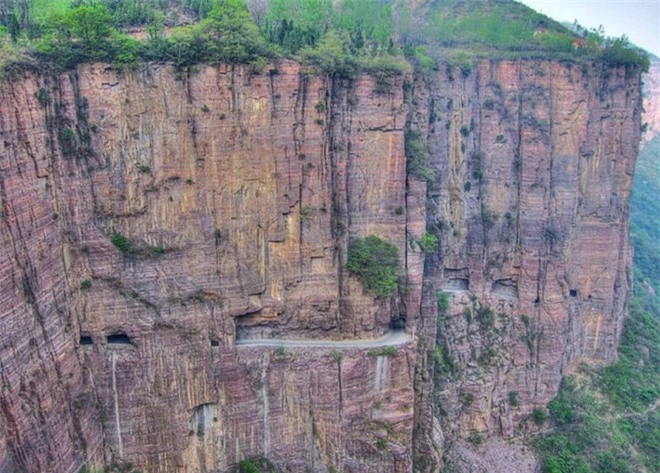 Độc đáo ngôi làng trên cao, nơi người dân tự tay đào 1,2km đường hầm xuyên núi để xuống dưới xuôi - Ảnh 2.