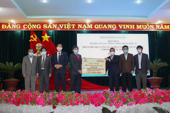 Ông Lê Hồng Việt trao tặng 5.000 bộ kit xét nghiệm nhanh SARS-CoV-2 cho ông Nguyễn Văn Triệu - Chủ tịch HĐND TP.Bảo Lộc (thứ 4 từ trái qua) và ông Đoàn Kim Đình - Chủ tịch UBND TP.Bảo Lộc (thứ 3 từ trái qua).
