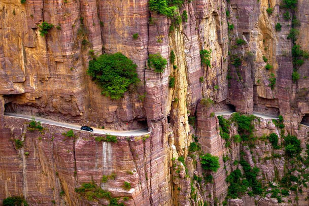 Độc đáo ngôi làng trên cao, nơi người dân tự tay đào 1,2km đường hầm xuyên núi để xuống dưới xuôi