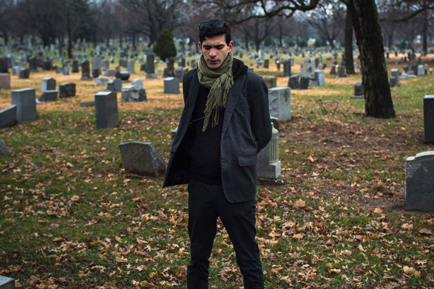 Thương tình đặt hoa lên mộ người lạ suốt 1 thời gian dài, chàng trai nhận về ngay phúc báo