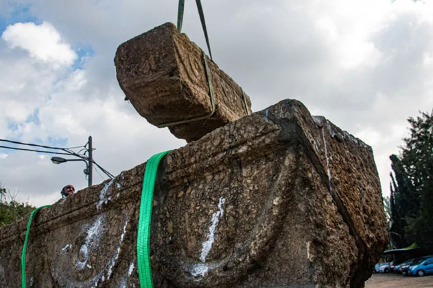 Cặp quan tài bị lãng quên suốt 25 năm trong công viên, đội khảo cổ bất ngờ phát hiện: Bên trên có một "con mắt"!