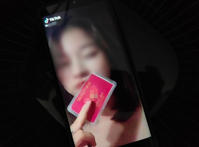 Khoe "thẻ đỏ quyền lực" thông chốt trong giai đoạn giãn cách, TikToker bị phạt 12,5 triệu đồng