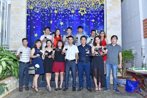 Ông Nguyễn Tiến Dũng (áo trắng, đứng giữa), đứng cạnh ông Đỗ Xuân Huỳnh - Chủ tịch HĐQT và bà Chu Thị Dung - Giám đốc kinh doanh khu vực phía bắc (Bên phải).