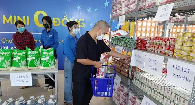 Sở Công thương TP Hồ Chí Minh phối hợp các đơn vị, quận huyện tổ chức 'siêu thị mini', 'chợ nghĩa tình', 'phiếu đi chợ', 'đi chợ thay'... để người dân hạn chế tiếp xúc với bên ngoài.