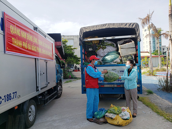 Đà Nẵng: Xúc động hình ảnh hỗ trợ nông sản, thực phẩm thiết yếu cho người dân đang cách ly