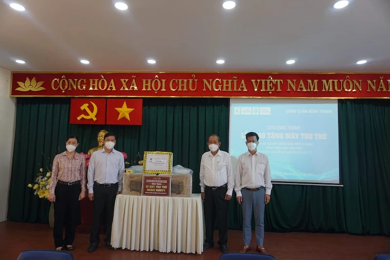 Câu lạc bộ Bất động sản Việt Nam và Câu lạc bộ Bất động sản TP Hô CM tặng máy thở