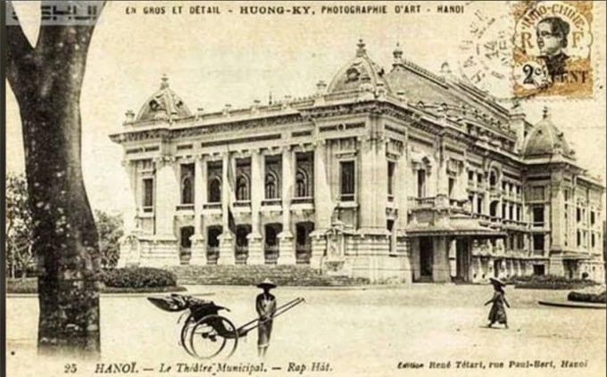   Nhà hát Lớn được chính quyền thực dân xây dựng trong 10 năm (1901 - 1911) với kinh phí khoảng 2 triệu franc vào thời điểm đó. Cho đến nay, Nhà hát Lớn vẫn luôn là một biểu tượng về kiến trúc và thẩm mỹ của Hà Nội  