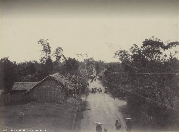  Phố Huế cuối thế kỷ 19 mang đậm chất của một con đường quê, khác xa với hình ảnh sầm uất, nhộn nhịp của ngày nay  