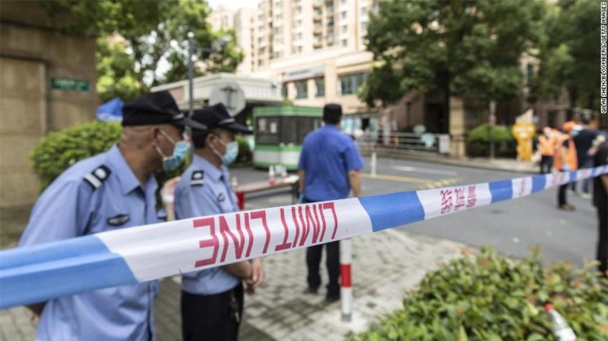 Một khu dân cư bị phong tỏa sau khi một cư dân măc Covid-19 ở Thượng Hải, Trung Quốc. Ảnh: CNN