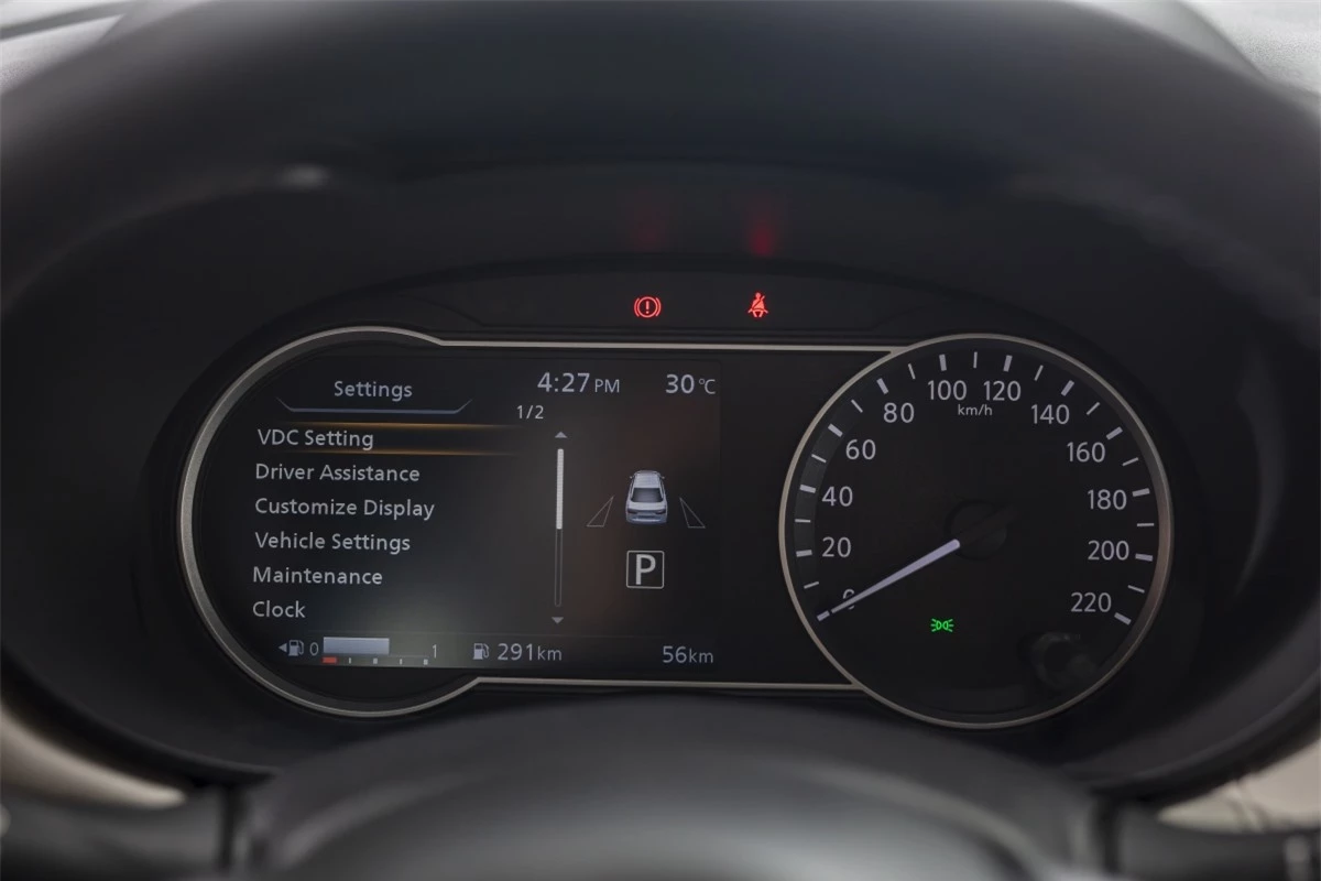 Cụm đồng hồ kỹ thuật là sự kết hợp giữa màn hình điện tử và đồng hồ analog, cung cấp các thông tin của xe.