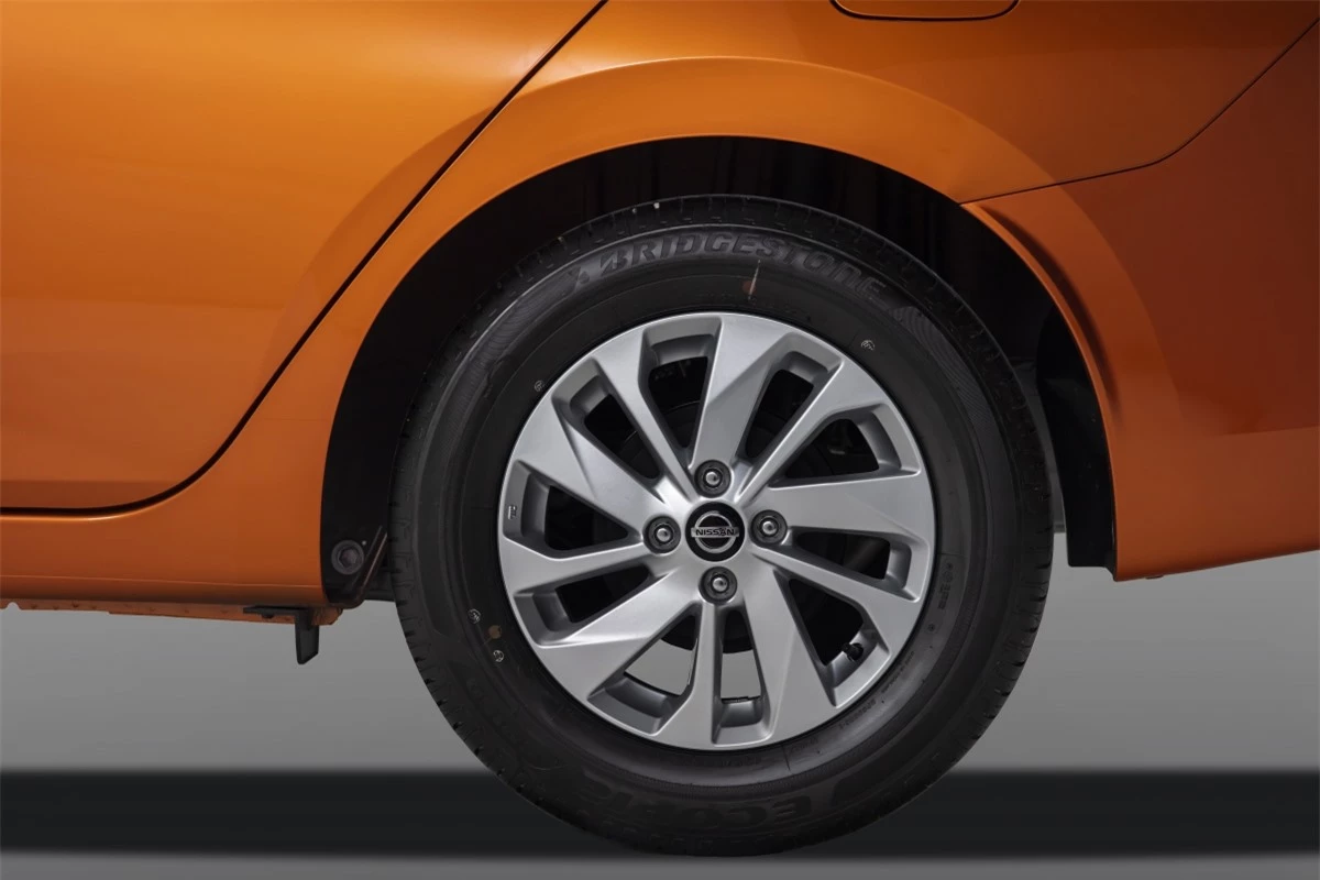 Tùy theo phiên bản mà Nissan Almera sẽ được trang bị vành hợp kim đúc 15 inch hay vành thép.
