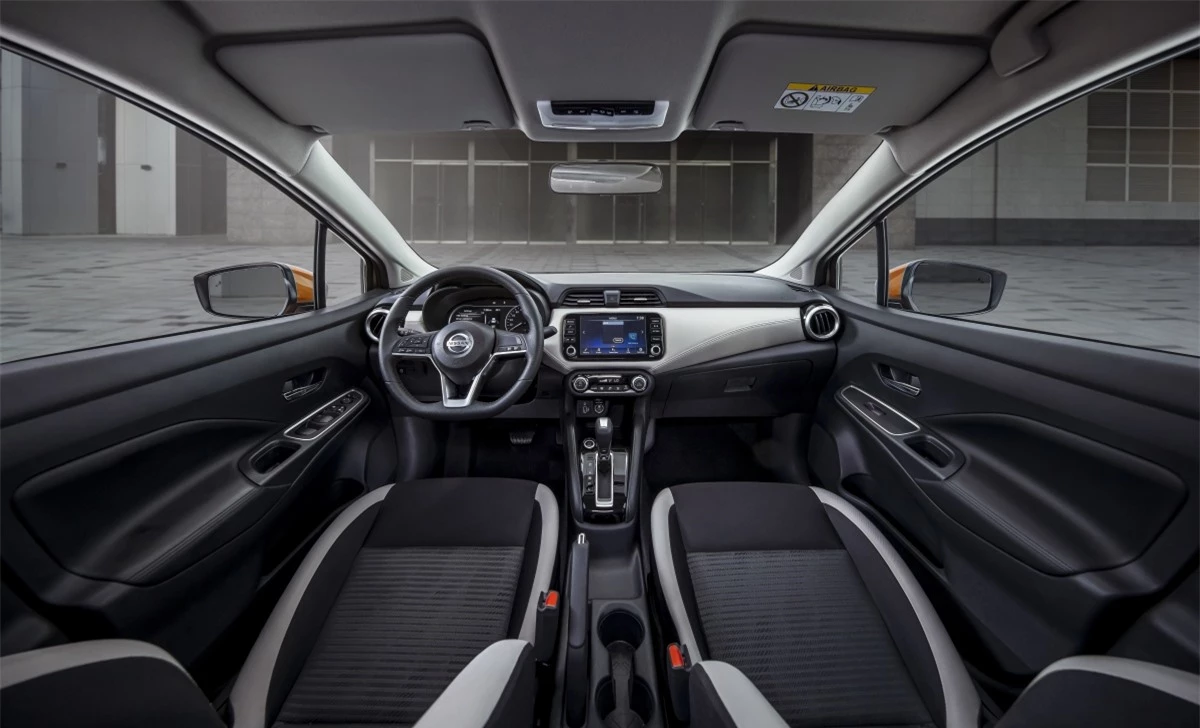 Về nội thất, Nissan Almera được trang bị táp lô thiết kế “Nissan Gliding Wing” - lấy cảm hứng từ đôi cánh chim ưng mở rộng. Vị trí trung tâm là màn hình giải trí A-IVI kích thước 8 inch, hỗ trợ kết nối Apple CarPlay và Bluetooth (trang bị này chỉ có trên phiên bản cao nhất).