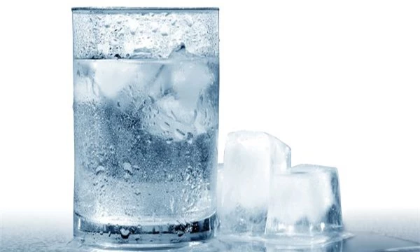 Uống nước lạnh không phải là cách hay để chống say nắng