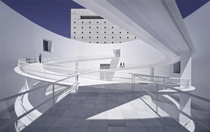 Trung tâm bảo tàng được kiến trúc sư Alberto Campo Baeza tập trung vào tòa nhà 3 tầng đơn giản, xoay quanh chiếc sân tròn vui tươi với đường dốc elip kết nối các tầng (Ảnh: internet).