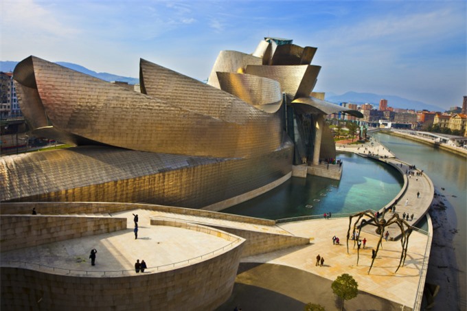 Mở cửa năm 1997 tại Basque (Tây Ban Nha), bảo tàng hoàn toàn thay đổi bộ mặt nơi đây. Kiểu dáng độc đáo và bề mặt phản chiếu tạo nên một tiêu chuẩn mới cho một bảo tàng nghệ thuật đương đại (Ảnh: internet).