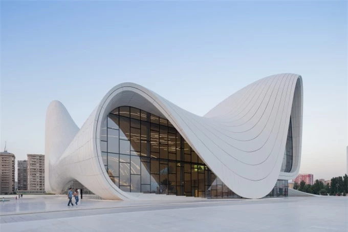 Không có một đường thẳng, cấu trúc uốn lượn được thiết kế bởi kiến trúc sư Zahia Hadid bao phủ viện bảo tàng của một quốc gia giàu lịch sử và văn hóa (Ảnh: Iwan Baan)