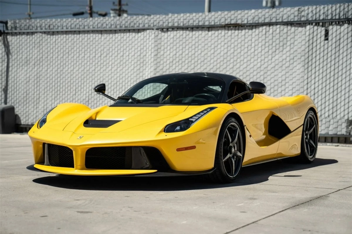 Chiếc siêu xe Ferrari LaFerrari này sở hữu cho mình màu sơn ngoại thất đặc biệt được hãng gọi là Giallo Triple Strato (sơn vàng ba lớp) với hiệu ứng ngọc trai. 