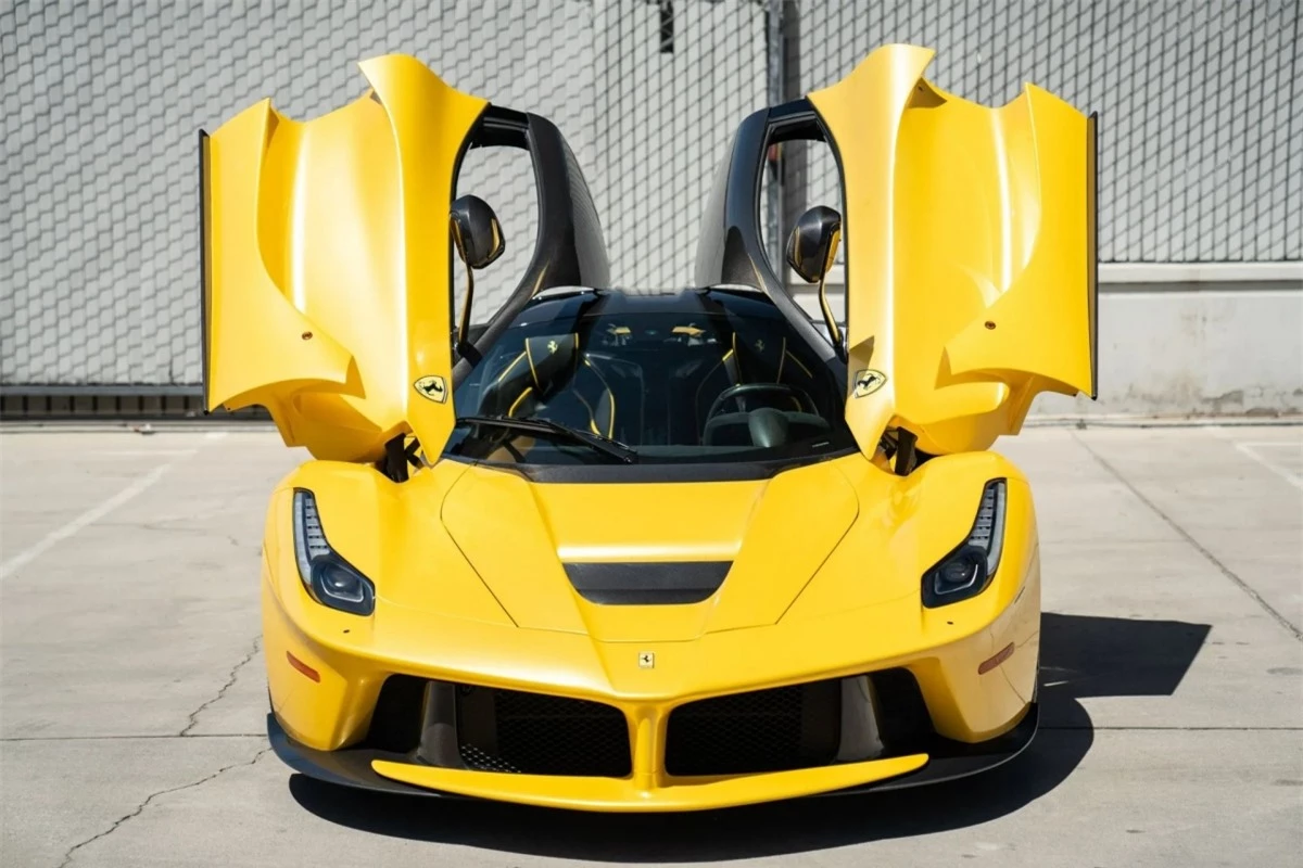 Siêu xe Ferrari LaFerrari sử dụng động cơ V12 hút khí tự nhiên, dung tích 6.3 lít, sản sinh công suất cực đại 789 mã lực và mô-men xoắn cực đại 700 Nm.