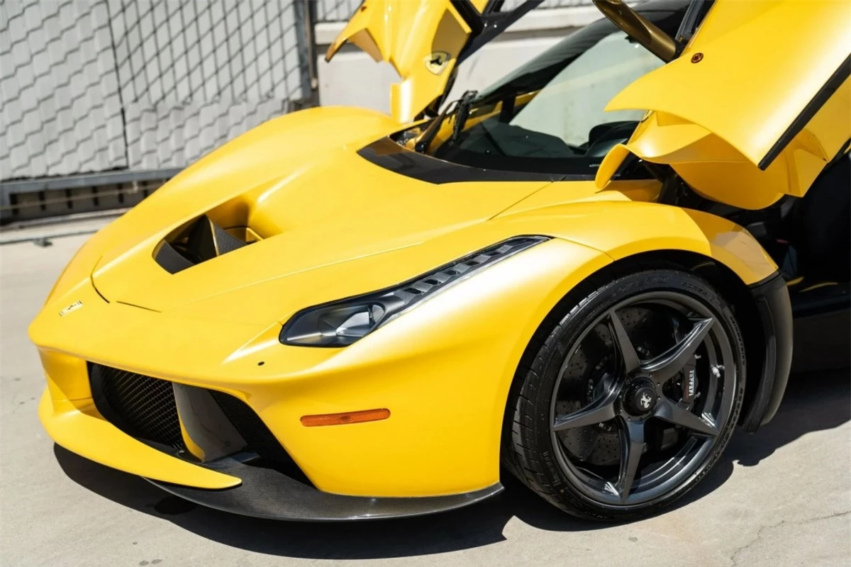 Xe sử dụng hộp số tự động ly hợp kép 7 cấp, truyền sức mạnh đến bánh sau. Ferrari LaFerrari có khả năng tăng tốc từ 0 – 100 km/h trong 2,4 giây, 0 – 200 km/h trong 7 giây và 0 – 300 km/h trong 15 giây trước khi đạt vận tốc tối đa ở mức 349 km/h.