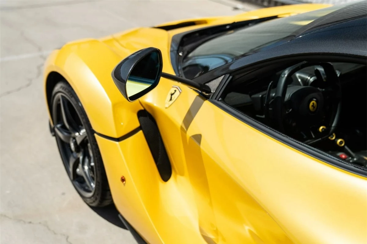 Gương chiếu hậu, mui xe, bánh xe cùng nhiều chi tiết ngoại thất khác của chiếc LaFerrari này đều được làm bằng sợi carbon. 