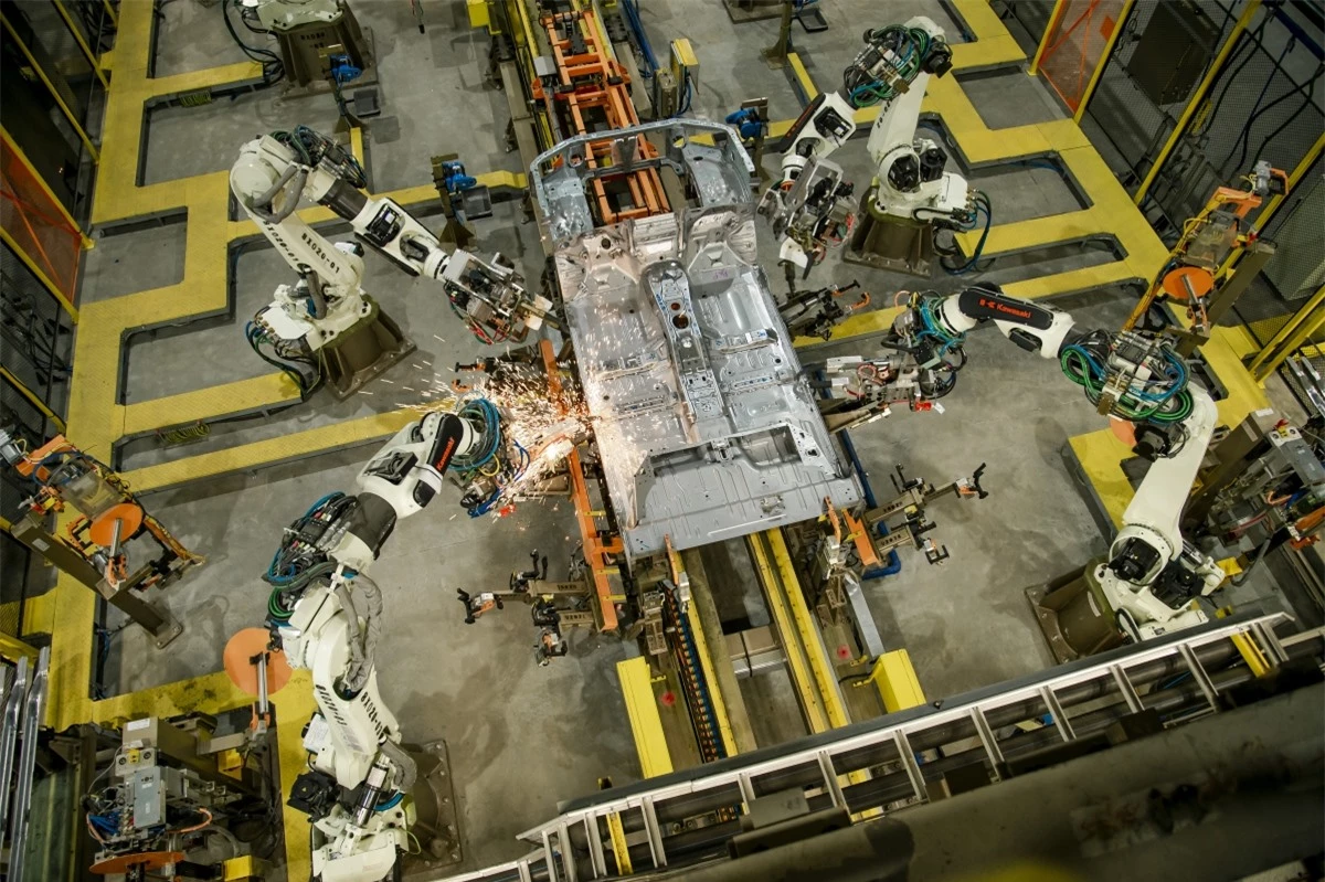 Cần 101 robot làm việc trong 3 giờ để tạo nên một khung xe Ford Ranger.