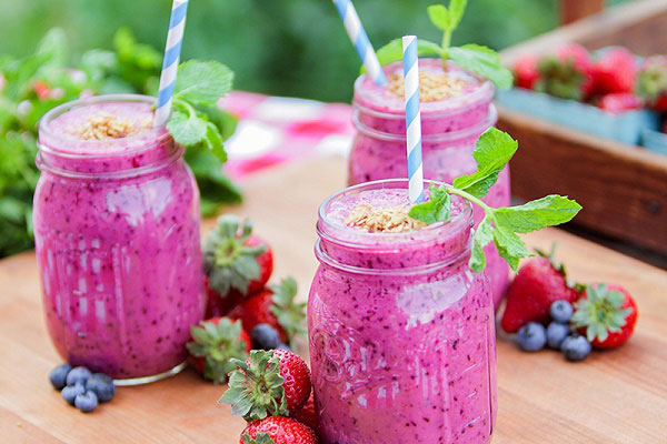 Cách làm sinh tố dâu tây việt quất thơm ngon và vô cùng bổ dưỡng