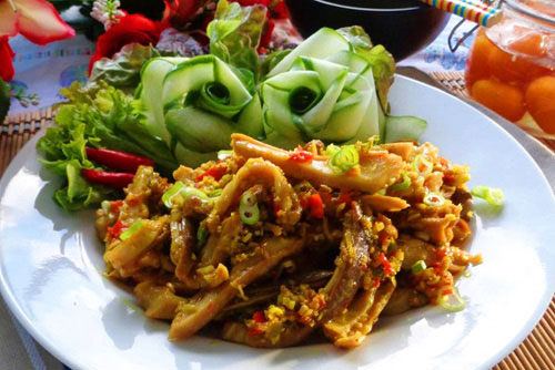 Cách làm tai heo xào sả ớt sần sật, thơm ngon