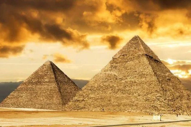 Kim tự tháp Ai Cập.