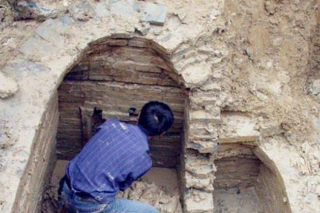 Đào mộ chôn mẹ trong khu đất của tổ tiên, lão nông bất ngờ gặp “mộ trong mộ”