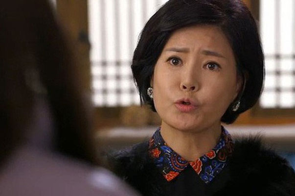 Vừa kết hôn được 2 ngày mẹ chồng đã yêu cầu bán quà cưới lấy tiền trả nợ, con dâu nói 1 câu khiến bà sững người