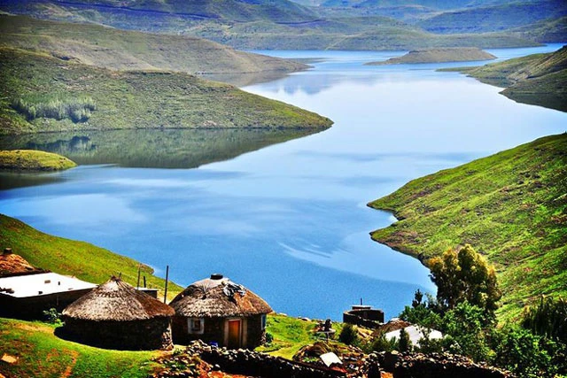 Tại Lesotho, nguồn nước được xem là "vàng trắng". Nhờ có nguồn nước phong phú so với các nước xung quanh, quốc gia này vừa phát triển thủy điện, vừa bán nước cho những quốc gia láng giềng.