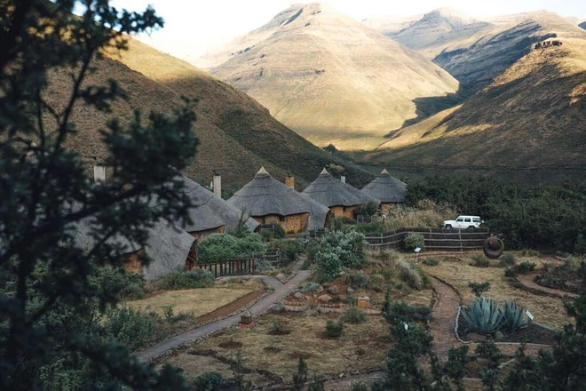 Theo World Atlas, vương quốc Lesotho là một quốc gia tại cực Nam châu Phi. Nước này có diện tích hơn 30 nghìn km2 (xếp hạng 140 thế giới), dân số khoảng 2 triệu người.