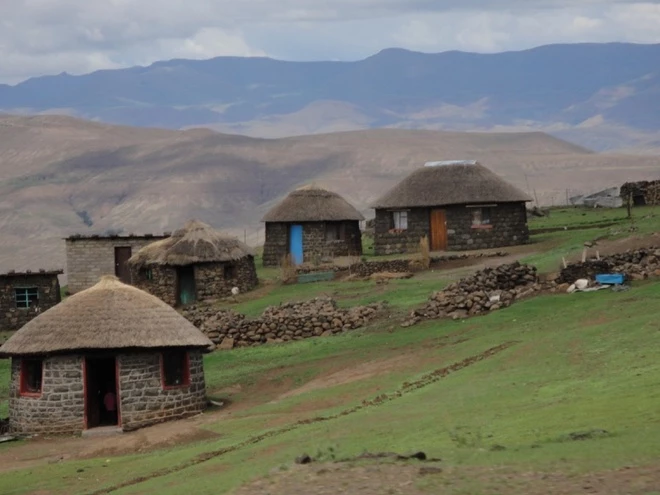 Lãnh thổ Lesotho nằm hoàn toàn trong Cộng hòa Nam Phi. Theo BBC, Lesotho cũng là thành viên thuộc Khối Thịnh vượng chung Anh (tổ chức gồm những quốc gia vốn là thuộc địa của nước Anh hiện nay).