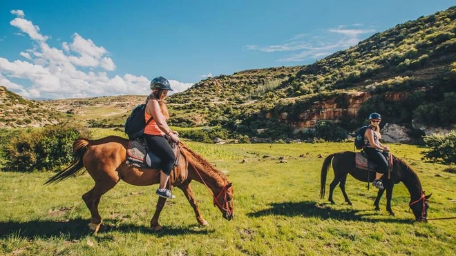 Theo BBC, do đặc điểm địa hình cao, chủ yếu là đồi núi, kinh tế Lesotho phát triển chậm. Nền kinh tế chủ đạo của nước này là nông nghiệp với những ngành như trồng trọt, chăn nuôi gia súc. Theo Tổ chức Y tế Thế giới, kinh tế kém phát triển, đời sống của người dân thấp, kéo theo bệnh tật tràn lan tại đây. Hiện nay, Lesotho phải đương đầu với tỷ lệ người nhiễm HIV cao (25% dân số). Dân số quốc gia này được dự báo giảm trong nhiều năm tới nếu số người nhiễm HIV tiếp tục gia tăng.