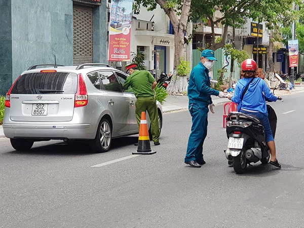 Kiểm tra Giấy đi đường tại chốt kiểm soát trên đường Trần Phú (quận Hải Châu, Đà Nẵng)