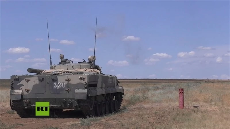 Hình ảnh được công bố cho thấy, các binh sỹ đang điều khiển xe tăng chiến đấu chủ lực T-90A và xe chiến đấu MBP-3 bắn vào mục tiêu tại bãi thử nghiệm.