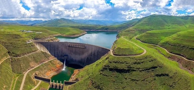 Lesotho sở hữu con đập Katse (3.580 ha), có tường đập cao nhất ở châu Phi. Với độ cao 2.000 m so với mực nước biển, đập Katse không chỉ là nơi chứa nước, phát triển thủy điện, nó còn là một trong những địa điểm du lịch nổi tiếng ở nước này.