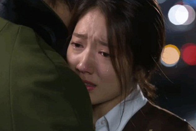 Nằm viện nhiều ngày nhưng vợ không hề đến chăm, chồng tức tối muốn ly hôn, ngày ra viện mới choáng váng khi biết lý do