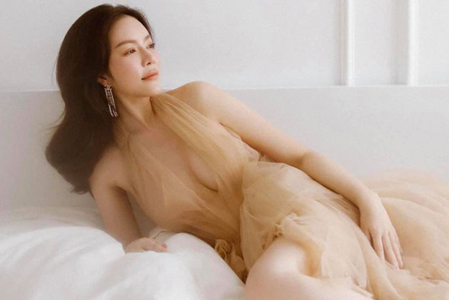 Lý Nhã Kỳ khoe thân hình trẻ trung, gợi cảm ở tuổi U40