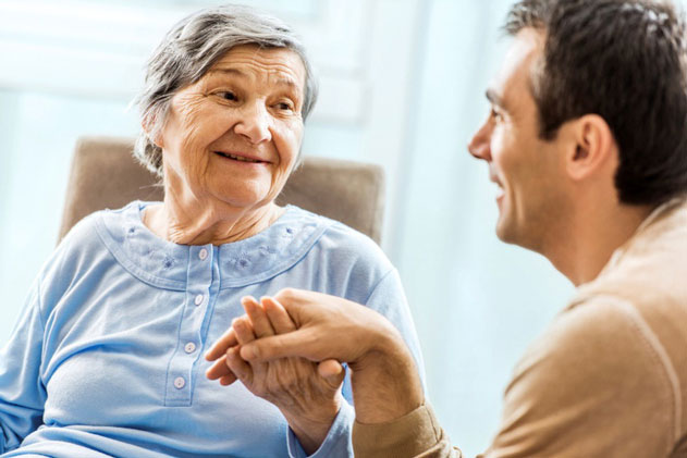 Về nhà cũ dọn dẹp, tìm thấy lời nhắn người mẹ quá cố để lại, con trai bật khóc nức nở