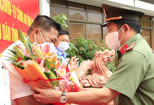 Công an An Giang tặng 3.000 phần quà tiếp sức nhân dân tại buổi ra mắt lực lượng truy vết dịch COVID-19