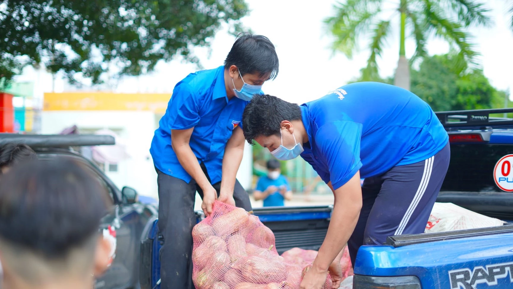 Nông sản do tuổi trẻ Bình Phước gửi tặng được thanh niên Bình Dương mau chóng khuân xuống xe để chuyển ngay đến các hộ gia đình gặp khó trong mùa dịch