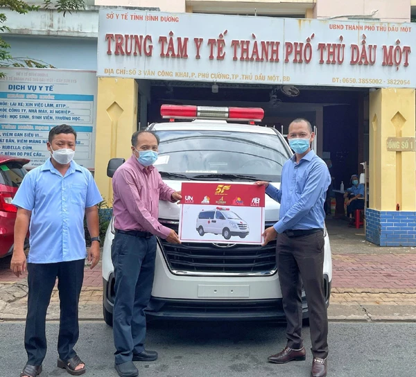 Ông Nguyễn Hữu Tùng đại diện 5F trao xe cho ông Trần Sĩ Nam - Phó Chủ tịch UBND TP Thủ Dầu Một và ông Nguyễn Văn Đức - Giám đốc Trung tâm Y tế thành phố.